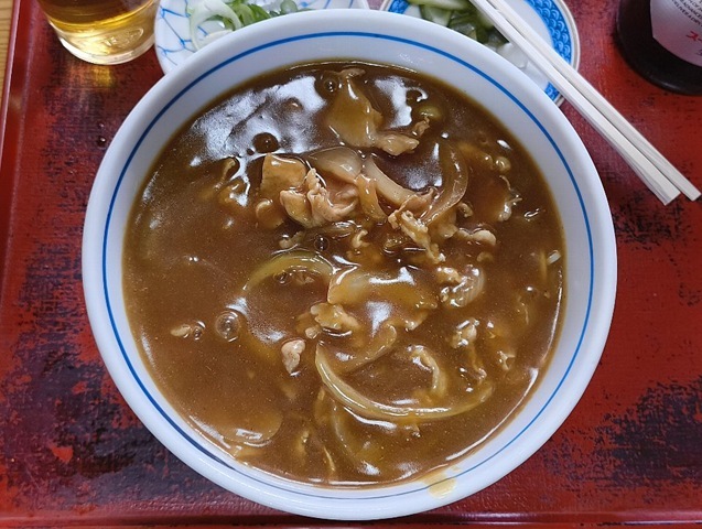 「能登屋支店」で「カレー南ばんそば」と「ビール」でランチ。あたしは夢中で「蕎麦」を手繰り「ビール」を吞む。 それがループになって双方とも無くなるまで続くのだが、そのループの途中「カレー南ばんそば」ってなにか凄いもにを食べているような気になった（あくまでも気だけどね）、うまかったのだよ（笑）。（能登屋支店：千束通り商店街：浅草四丁目）