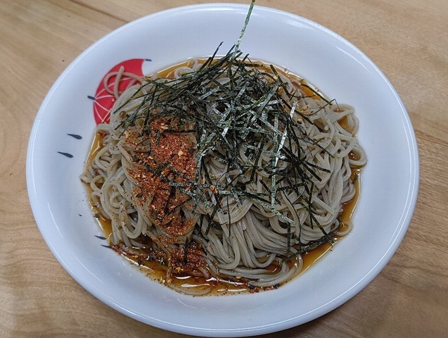 「越後長岡小嶋屋」の「年越しそば」を正月元旦に「ぶっかけそば」にして手繰る。「年越しそば」と名付けされたものを年を越えてから食べるとなんて呼ぶのだろかと考えるが、勿論、うまかったのだよ（笑）。（うどん☆人二合さんの贈与：越後長岡小嶋屋：年越しそば）