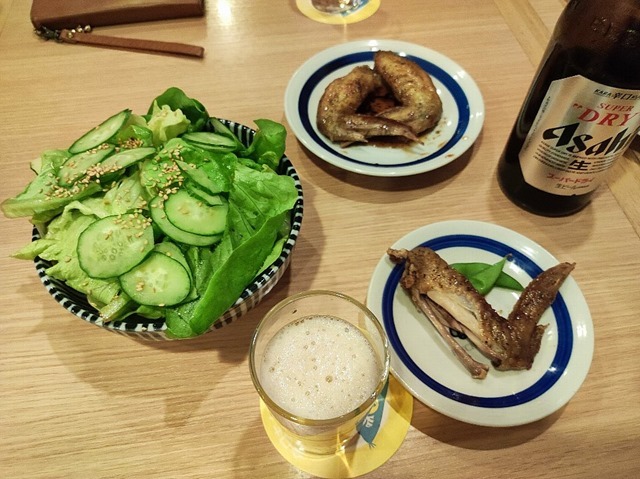 オオギヤの焼き鳥に合うサラダとバリテバと瓶ビール