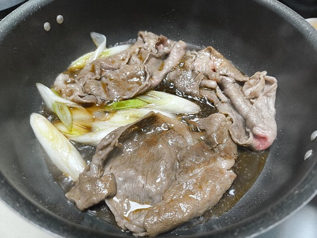 最初の鍋はネギと牛肉だけだ