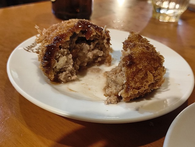 二つに割ると肉汁がジュワー