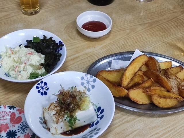 冷や奴、ポテトフライ、ポテトサラダ