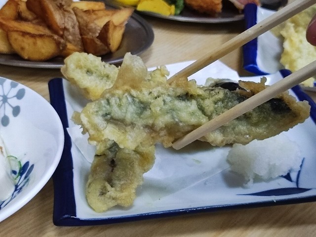 いわし天を食べる