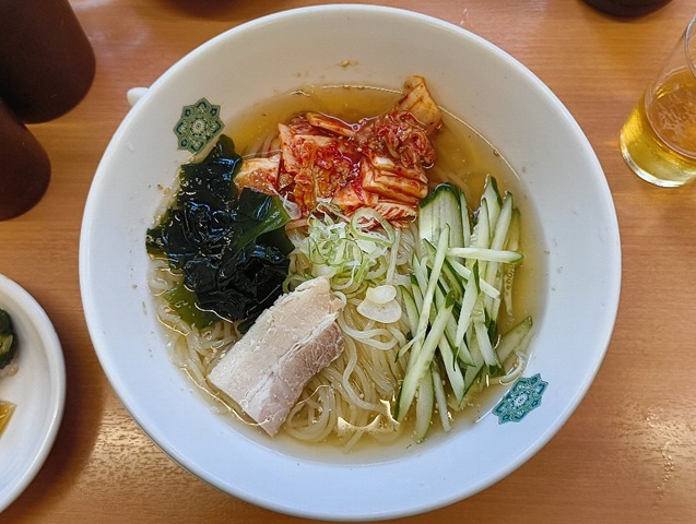 「日高屋」でビール2本と「冷や奴」と「キムチャーシュー」と「皮付きポテトフライ」を食べて「冷麺」で〆たけれど、酒肴はそれ以上でも以下でもないとう味なのだが、この店安くてうまかったのだから文句等無いのだよ（笑）。（日高屋 浅草雷門店：雷門一丁目）