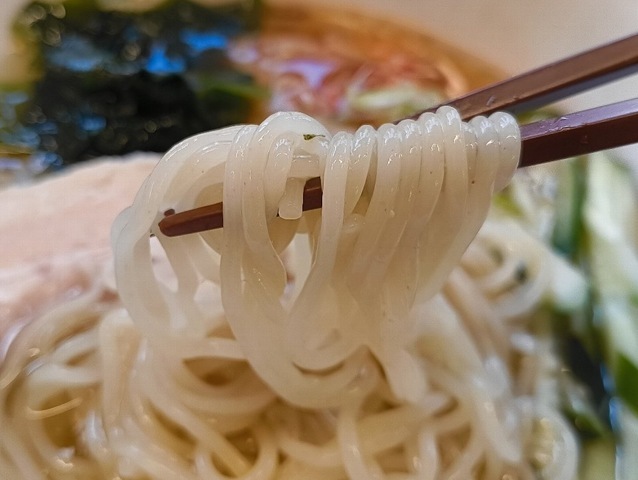 冷麺を手繰る