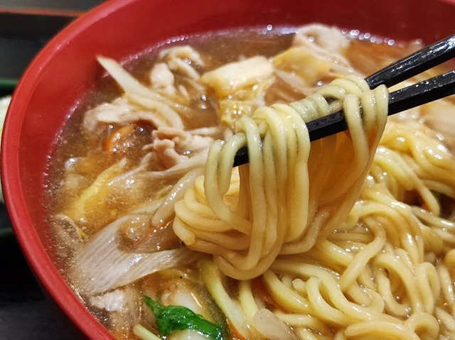 中華麺をすする