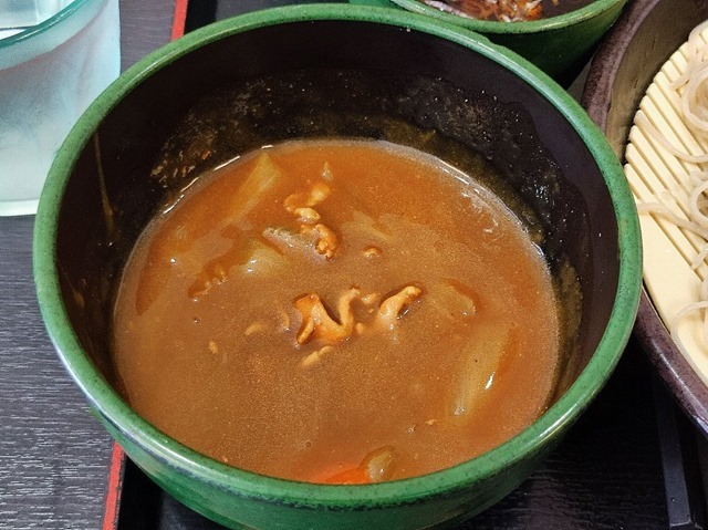 カレーはつけダレを少しいれて混ぜておく