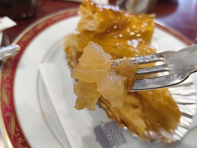 アップルパイを食べる