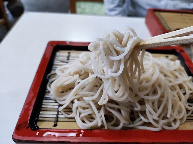 蕎麦を手繰る