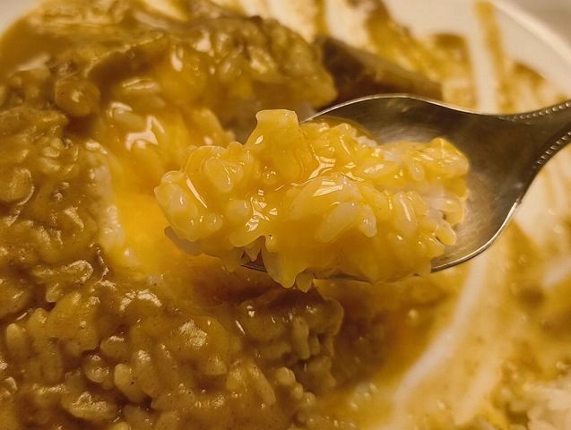 黄身とご飯を一緒に食べる