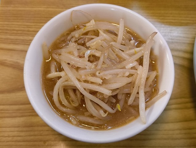 みそそばを別の器に取る。もやしが多いのだよ！