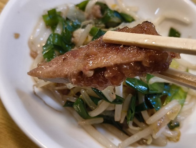 ニラレバ炒めを食べる