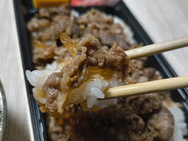 肉とご飯を食べる