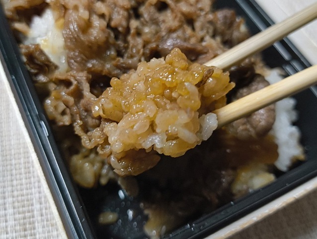 汁の沁みこんだご飯との相性は抜群だ