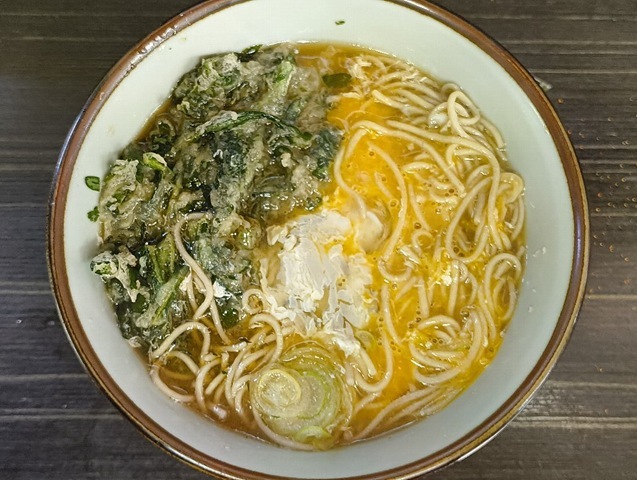 たまごを蕎麦の上に散らしてやる