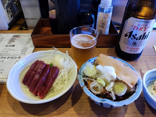 瓶ビールと牛筋すじ煮込みとクジラ刺し（おやじさんの差し入れ）