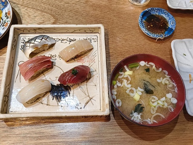 おまかせ五貫と味噌汁
