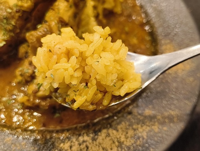 黄色に染まったライスを食べてみる