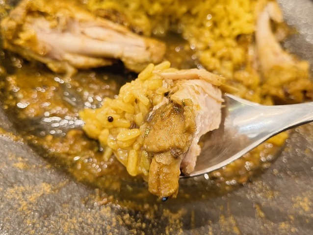 ライスと鶏肉を食べる