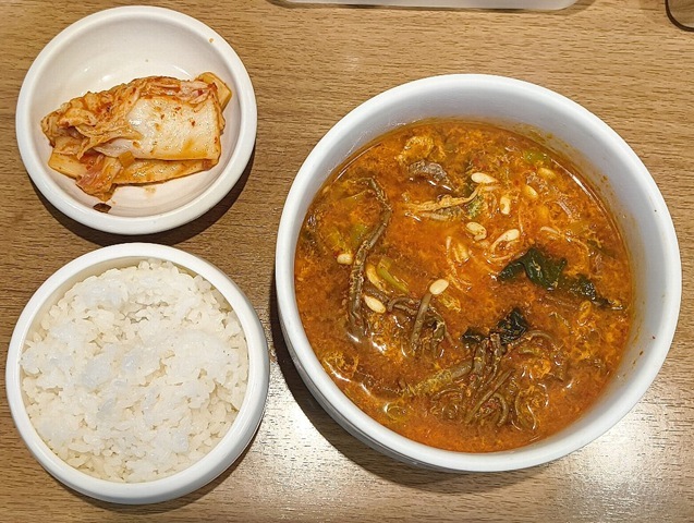 『妻家房 松屋浅草店』の「ユッケジャンスープ」でランチ。でもご飯を思い切りスープの中に入れるのはご飯は3分の1で止めておいたのだ。 本当は、ご飯を全部「ユッケジャンスープ」の中にぶちまけたいのにである。 でも、うまかったのだよ（笑）。（妻家房 松屋浅草店：花川戸一丁目）