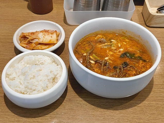 ユッケジャンスープ＋ご飯＋白菜キムチ