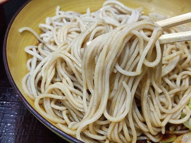 蕎麦を手繰る