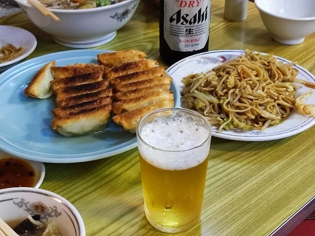 ソース焼きそばと王さまの餃子で夕餉 の途中