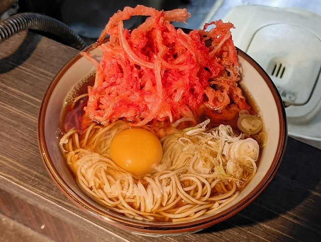 「文殊」の「紅ショウガ天そば」＋「生たまご」でランチ。「生たまご」はどうやら最後に入れたようで「白身」が濁っておらずに残念だったが、 「生たまご」の白濁は好きな人もいればそうでもない人もいるはずで、ああ、どっちでもいいのである。食べればうまいのだよ（笑）。（文殊 浅草店：浅草一丁目：浅草地下街）