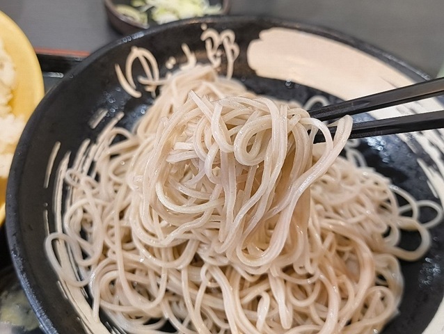 蕎麦を手繰る