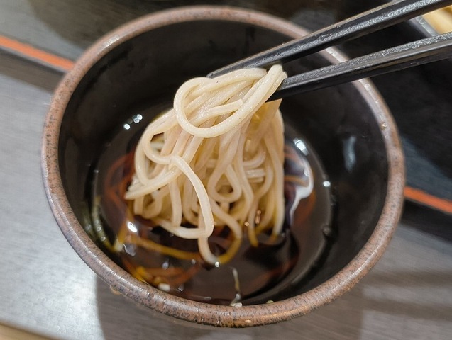 蕎麦を汁につけて食べるのだ