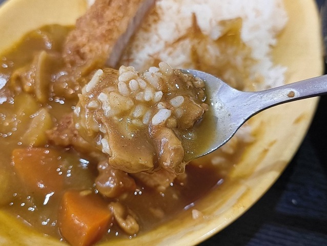 カレーライスを食べる