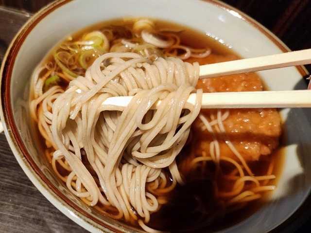 蕎麦を手繰る