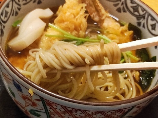 蕎麦を手繰る