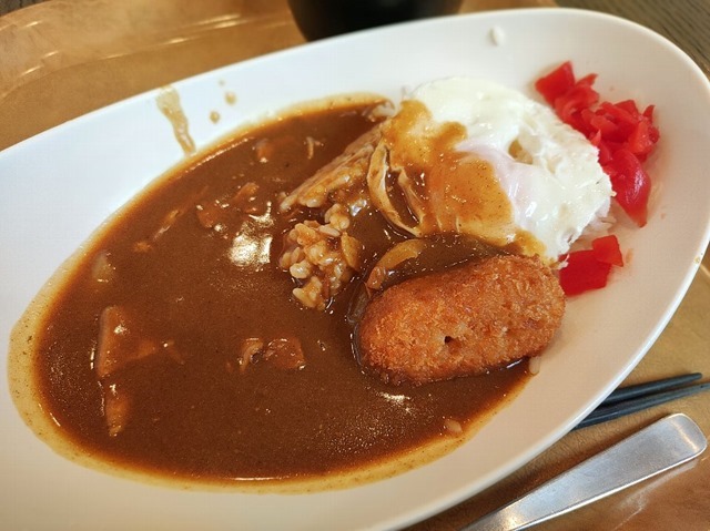 今週のカレー（コロッケ＋目玉焼き）