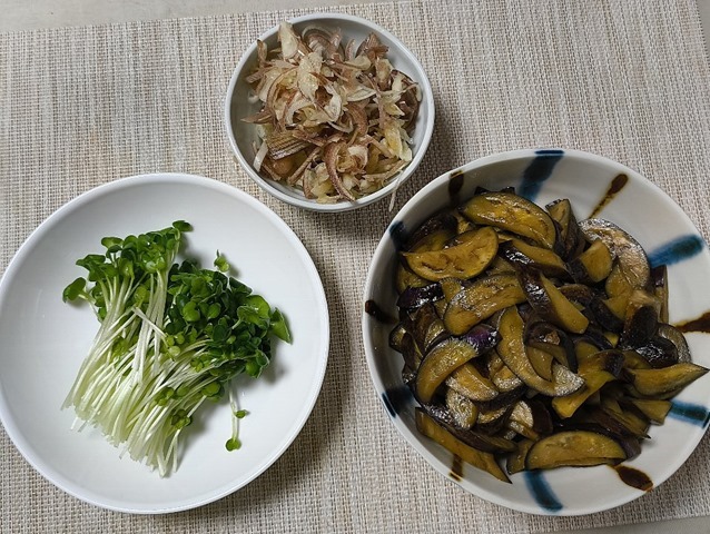 貝割れ、茗荷、茄子炒め