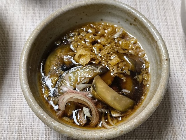 越の海藻挽き 麺つゆに茄子炒めと茗荷と天かすを入れる