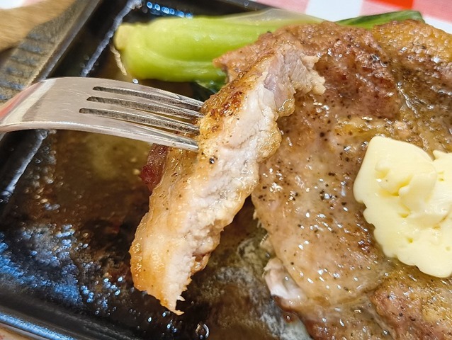 岩中ステーキ 最上級ロース 320gを食べる