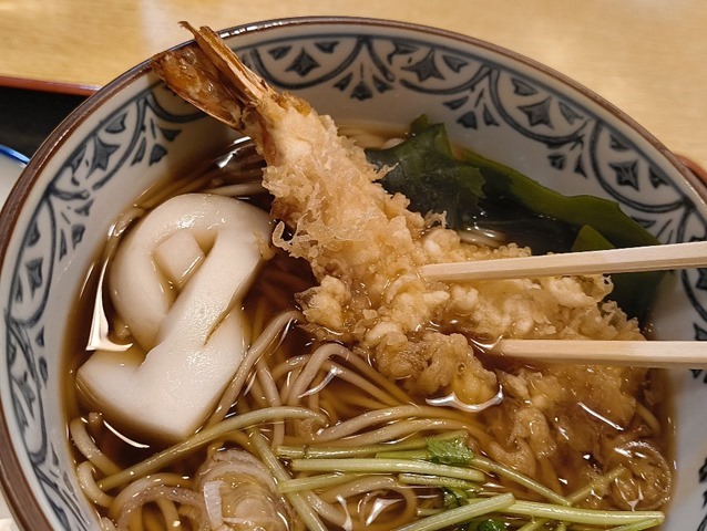 海老天を汁の中に沈める