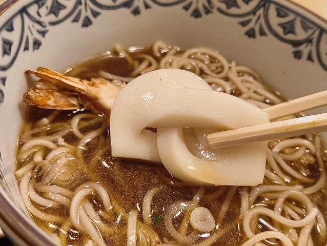 かまぼこを食べる