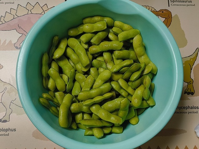 枝豆の両端を切り落とす