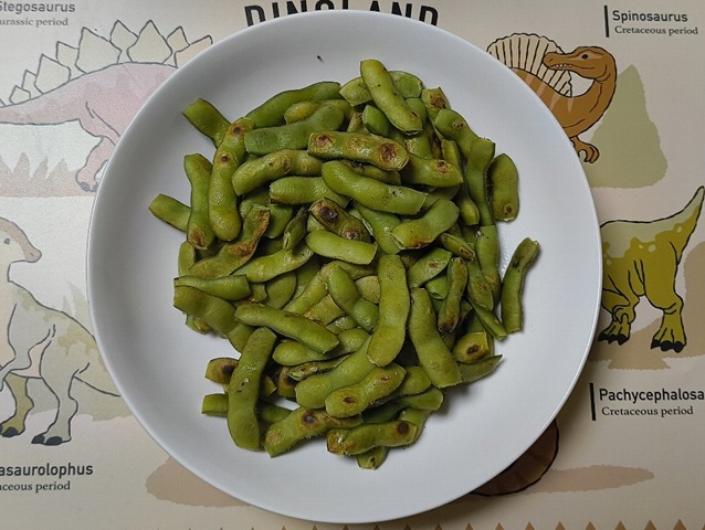 「うどん☆人二合さん」から「新潟枝豆」 「湯あがり娘」が届いたので早速「茹で枝豆」と「焼き枝豆」にしてみたのだ。2つの違った方法で食べてみたのだが、香りが高いこれは、どちらも当然のようにうまいのだよ（笑）。（うどん☆人二合さんからの贈与：新潟枝豆）