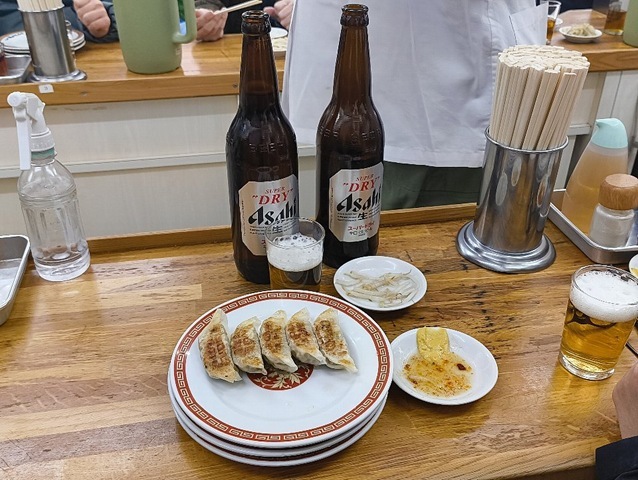 「亀戸餃子」で「餃子」と「ビール」でランチ。「餃子」だけではどこか素っ気ないが、そこに「ビール」と、付け合わせの「もやし」が揃えば、 テーブルの上は一挙にワンダーランドだ。うまかったのだよ（笑）。（亀戸餃子 本店：江東区亀戸5丁目）