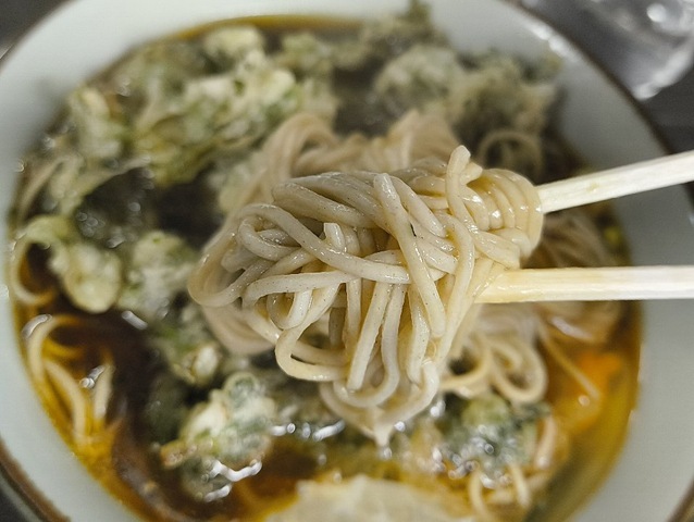 蕎麦を手繰る