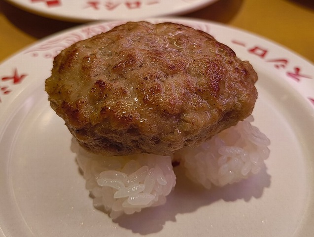 「スシロー」で「まるごとハンバーグにぎり」と「あさりたっぷりうどん」と「きゅうり巻」と「気まぐれクック監修 穴たく巻」でランチにしたこと。「シャリ」2つに「ハンバーグ」が１個乗っている姿がまるで戦車の様だが、これがもの凄くうまかったのだよ（笑）。（スシロー 浅草吾妻橋店：墨田区吾妻橋１丁目）