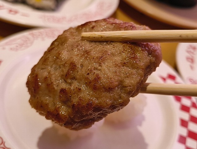 まるごとハンバーグを食べる