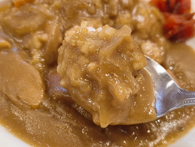 カレーライスを食べる