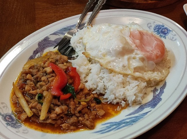 豚、鶏肉ご飯目玉焼き添え