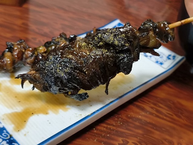 ひれ焼きを食べる