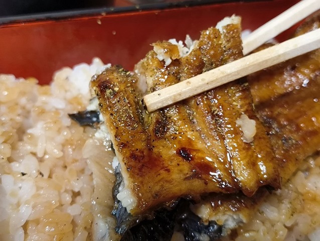 蒲焼きを食べる