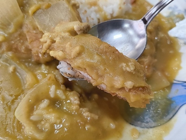 カツを食べる